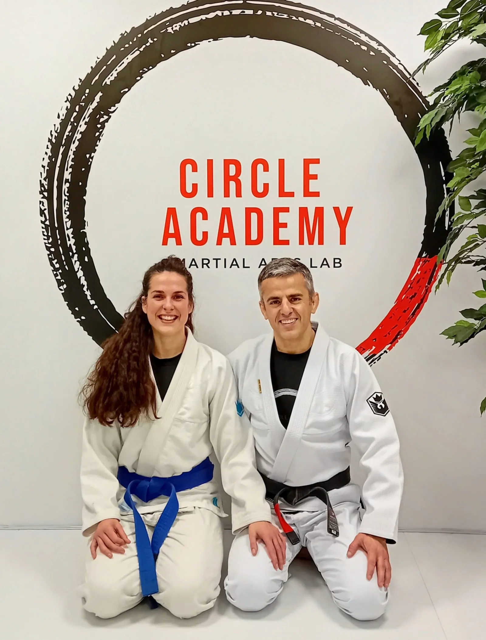 Javier Feliubadaló y una alumna en Circle Academy Barcelona